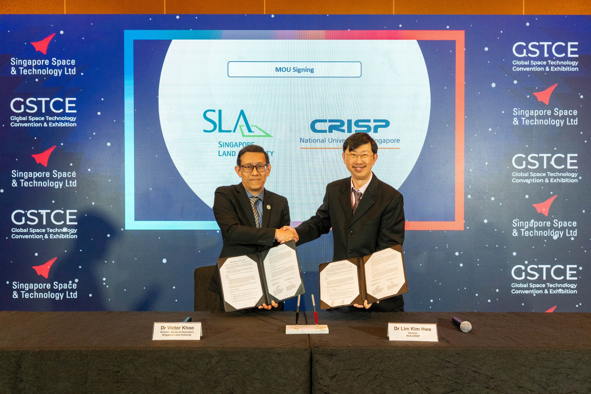 Dr Victor Khoo, Director, Survey & Geomatics, SLA (left), and Dr Lim Kim Hwa, Director, NUS CRISP (right), signed a Memo